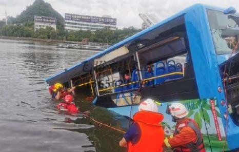 貴州安順公交墜湖瞬間,猛轉向越過5股車道撞破護欄！